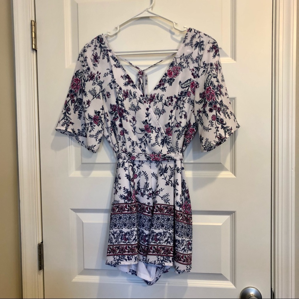 Francesca’s Miami floral white romper in size 2